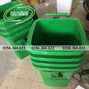 Thùng rác màu xanh thông thường