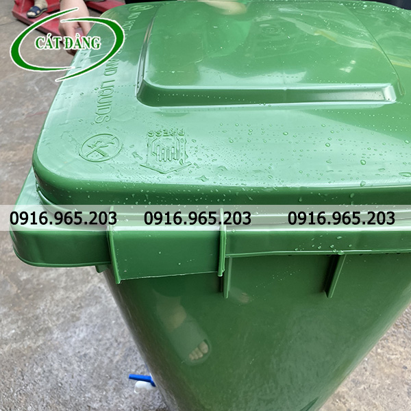Quai cài giữa nắp và miệng thùng