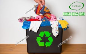 Có nên bỏ quần áo cũ vào thùng rác